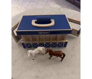 Breyer Farms Wooden Stable Playset with 2 Stablemates Horses Carry Case 1/32